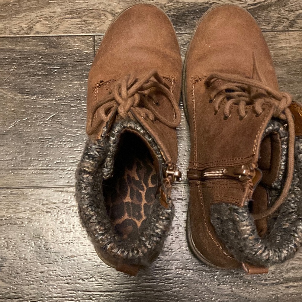 Madden girls size Y4 boots